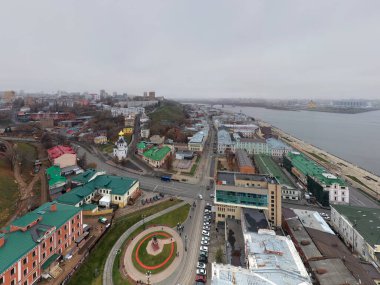 Bulutlu bir sonbahar gününde Nizhny Novgorod 'un tarihi merkezinin panoramik görüntüsü 