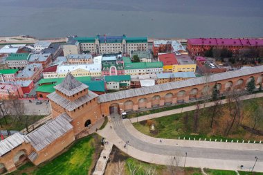 Bulutlu bir sonbahar gününde Nizhny Novgorod 'un tarihi merkezinin panoramik görüntüsü 