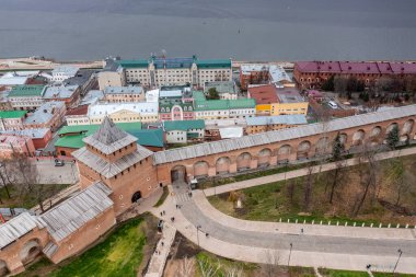 Bulutlu bir sonbahar gününde Nizhny Novgorod 'un tarihi merkezinin panoramik görüntüsü 