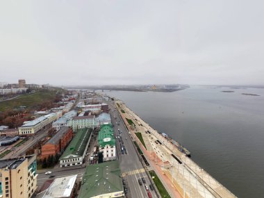 Bulutlu bir sonbahar gününde Nizhny Novgorod 'un tarihi merkezinin panoramik görüntüsü 