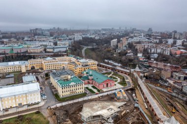 Bulutlu bir sonbahar gününde Nizhny Novgorod 'un tarihi merkezinin panoramik görüntüsü 