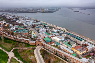 Bulutlu bir sonbahar gününde Nizhny Novgorod 'un tarihi merkezinin panoramik görüntüsü 