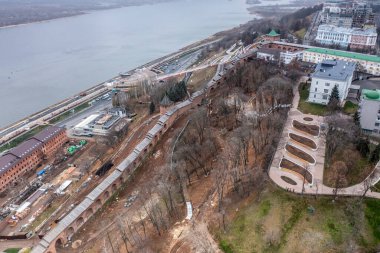 Bulutlu bir sonbahar gününde Nizhny Novgorod 'un tarihi merkezinin panoramik görüntüsü 