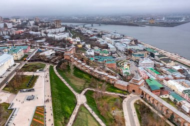 Bulutlu bir sonbahar gününde Nizhny Novgorod 'un tarihi merkezinin panoramik görüntüsü 