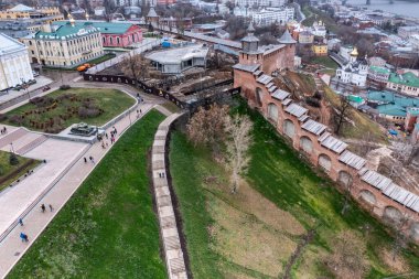 Bulutlu bir sonbahar gününde Nizhny Novgorod 'un tarihi merkezinin panoramik görüntüsü 