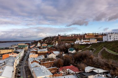 Bulutlu bir sonbahar gününde Nizhny Novgorod 'un tarihi merkezinin panoramik görüntüsü 