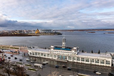 Bulutlu bir sonbahar gününde Nizhny Novgorod 'un tarihi merkezinin panoramik görüntüsü 