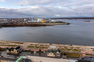 Bulutlu bir sonbahar gününde Nizhny Novgorod 'un tarihi merkezinin panoramik görüntüsü 