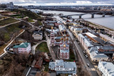 Bulutlu bir sonbahar gününde Nizhny Novgorod 'un tarihi merkezinin panoramik görüntüsü 