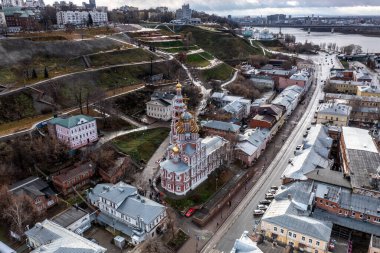Bulutlu bir sonbahar gününde Nizhny Novgorod 'un tarihi merkezinin panoramik görüntüsü 