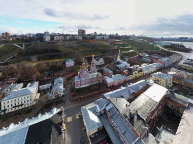 Bulutlu bir sonbahar gününde Nizhny Novgorod 'un tarihi merkezinin panoramik görüntüsü 