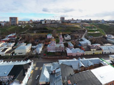 Bulutlu bir sonbahar gününde Nizhny Novgorod 'un tarihi merkezinin panoramik görüntüsü 