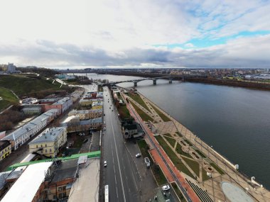 Bulutlu bir sonbahar gününde Nizhny Novgorod 'un tarihi merkezinin panoramik görüntüsü 