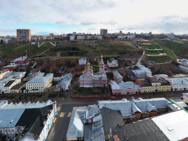 Bulutlu bir sonbahar gününde Nizhny Novgorod 'un tarihi merkezinin panoramik görüntüsü 