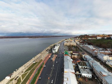 Bulutlu bir sonbahar gününde Nizhny Novgorod 'un tarihi merkezinin panoramik görüntüsü 