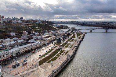 Bulutlu bir sonbahar gününde Nizhny Novgorod 'un tarihi merkezinin panoramik görüntüsü 