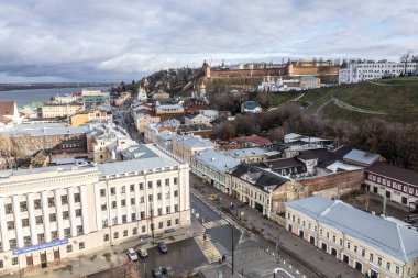 Bulutlu bir sonbahar gününde Nizhny Novgorod 'un tarihi merkezinin panoramik görüntüsü 