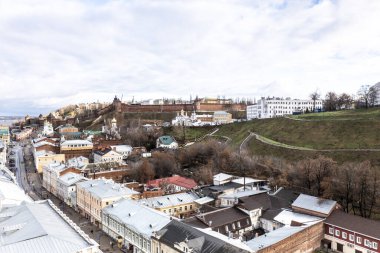 Bulutlu bir sonbahar gününde Nizhny Novgorod 'un tarihi merkezinin panoramik görüntüsü 