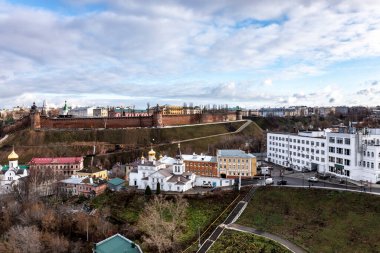 Bulutlu bir sonbahar gününde Nizhny Novgorod 'un tarihi merkezinin panoramik görüntüsü 