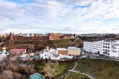 Bulutlu bir sonbahar gününde Nizhny Novgorod 'un tarihi merkezinin panoramik görüntüsü 