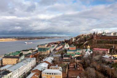 Bulutlu bir sonbahar gününde Nizhny Novgorod 'un tarihi merkezinin panoramik görüntüsü 