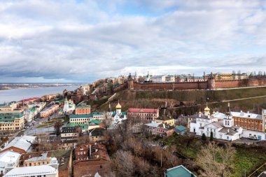 Bulutlu bir sonbahar gününde Nizhny Novgorod 'un tarihi merkezinin panoramik görüntüsü 