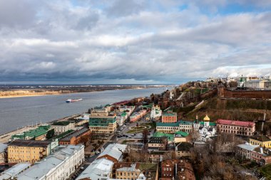 Bulutlu bir sonbahar gününde Nizhny Novgorod 'un tarihi merkezinin panoramik görüntüsü 