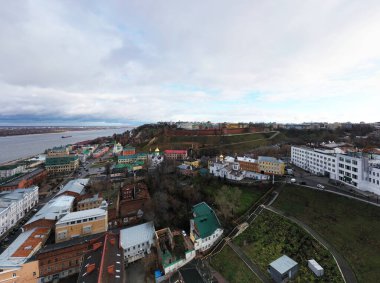 Bulutlu bir sonbahar gününde Nizhny Novgorod 'un tarihi merkezinin panoramik görüntüsü 