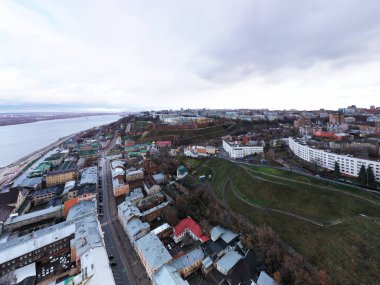 Bulutlu bir sonbahar gününde Nizhny Novgorod 'un tarihi merkezinin panoramik görüntüsü 