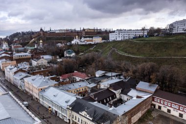 Bulutlu bir sonbahar gününde Nizhny Novgorod 'un tarihi merkezinin panoramik görüntüsü 