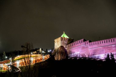 Geceleyin Nizhny Novgorod 'da Kremlin taşının yanındaki tarihi merkez.