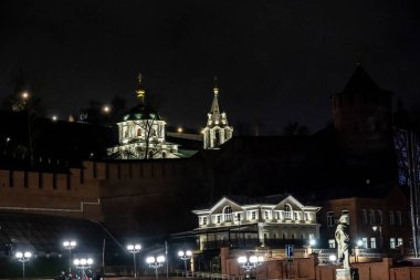 Geceleyin Nizhny Novgorod 'da Kremlin taşının yanındaki tarihi merkez.