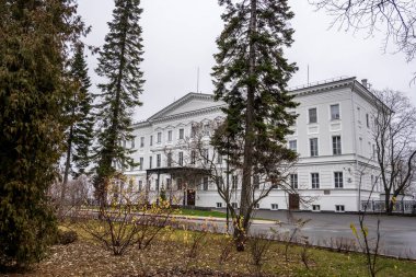 Antik eşsiz Nizhny Novgorod Kremlin bulutlu bir sonbahar gününde kırmızı taştan yapılmıştır