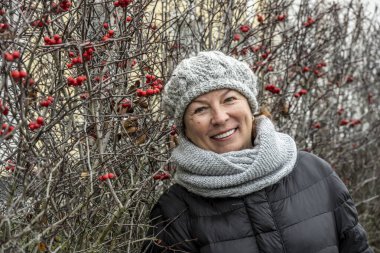 Kadın turist, bulutlu bir sonbahar gününde Nizhny Novgorod 'u görür.