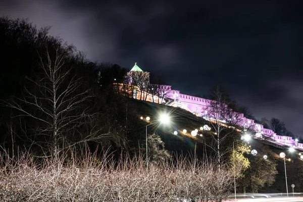 Nizhny Novgorod 'un eski Kremlin' i Mor Aydınlatma ile
