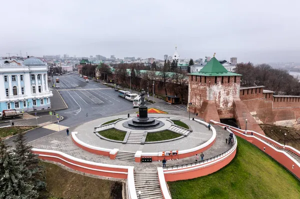 Bulutlu bir sonbahar gününde Nizhny Novgorod 'un tarihi merkezinin panoramik görüntüsü 