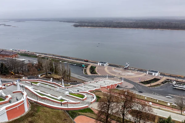 Bulutlu bir sonbahar gününde Nizhny Novgorod 'un tarihi merkezinin panoramik görüntüsü 