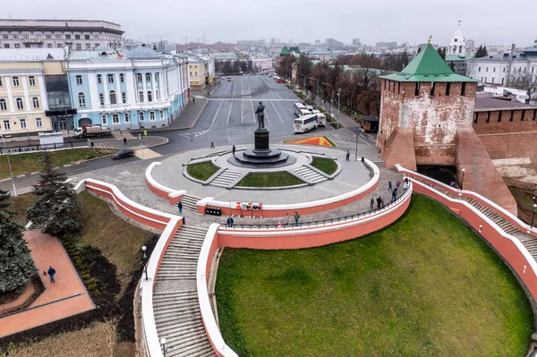 Bulutlu bir sonbahar gününde Nizhny Novgorod 'un tarihi merkezinin panoramik görüntüsü 