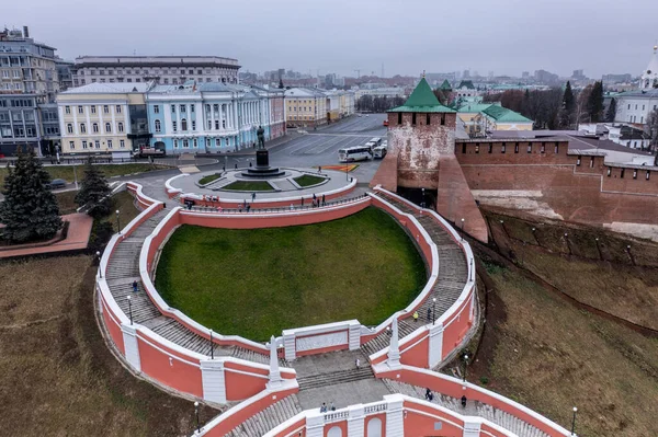 Bulutlu bir sonbahar gününde Nizhny Novgorod 'un tarihi merkezinin panoramik görüntüsü 