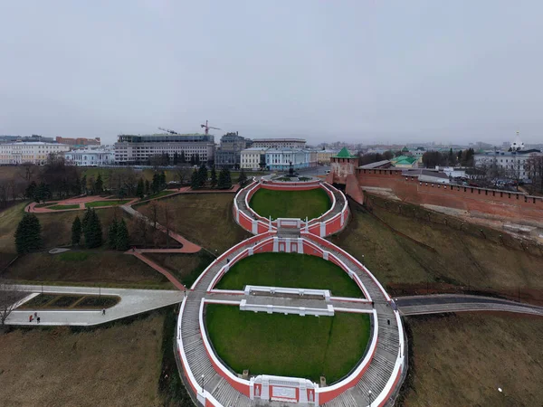 Bulutlu bir sonbahar gününde Nizhny Novgorod 'un tarihi merkezinin panoramik görüntüsü 