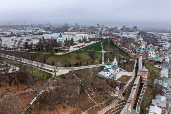 Bulutlu bir sonbahar gününde Nizhny Novgorod 'un tarihi merkezinin panoramik görüntüsü 