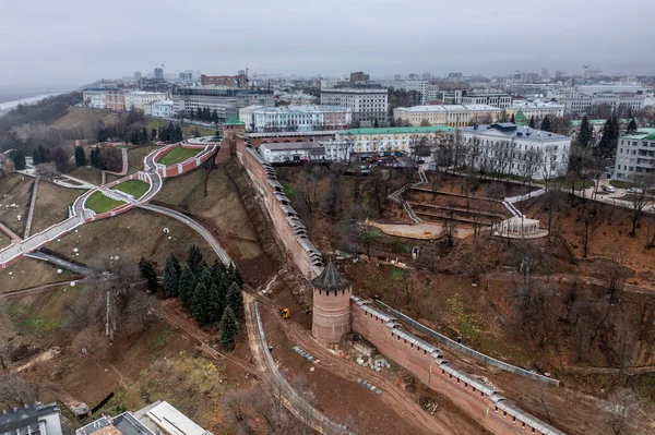 Bulutlu bir sonbahar gününde Nizhny Novgorod 'un tarihi merkezinin panoramik görüntüsü 