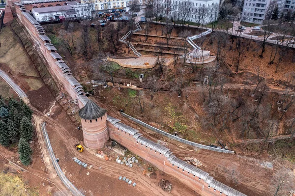 Bulutlu bir sonbahar gününde Nizhny Novgorod 'un tarihi merkezinin panoramik görüntüsü 