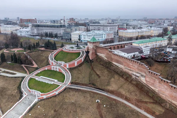 Bulutlu bir sonbahar gününde Nizhny Novgorod 'un tarihi merkezinin panoramik görüntüsü 