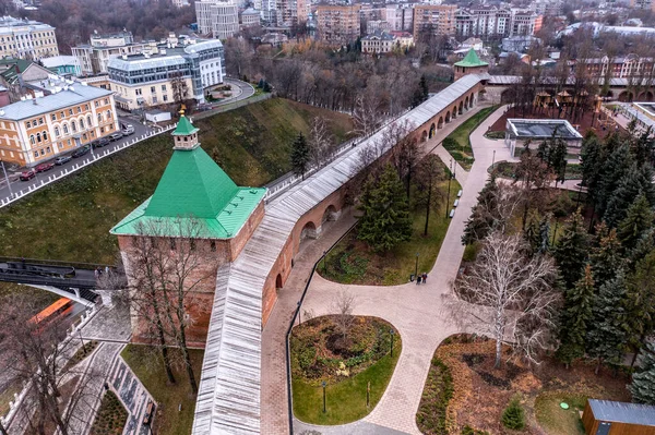 Bulutlu bir sonbahar gününde Nizhny Novgorod 'un tarihi merkezinin panoramik görüntüsü 