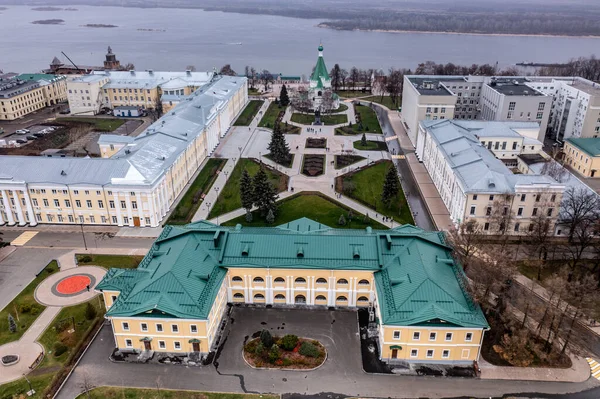 Bulutlu bir sonbahar gününde Nizhny Novgorod 'un tarihi merkezinin panoramik görüntüsü 