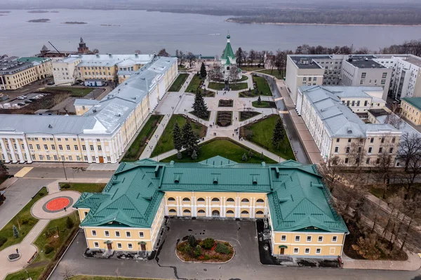 Bulutlu bir sonbahar gününde Nizhny Novgorod 'un tarihi merkezinin panoramik görüntüsü 