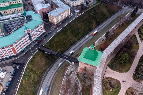 Bulutlu bir sonbahar gününde Nizhny Novgorod 'un tarihi merkezinin panoramik görüntüsü 