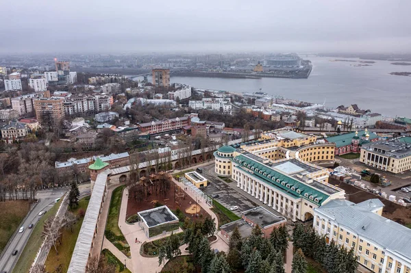 Bulutlu bir sonbahar gününde Nizhny Novgorod 'un tarihi merkezinin panoramik görüntüsü 