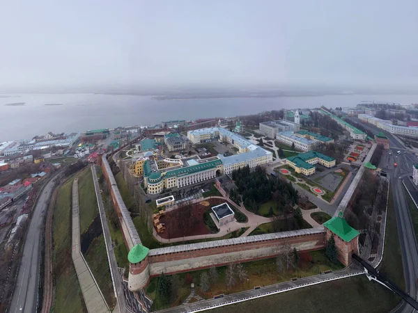 Bulutlu bir sonbahar gününde Nizhny Novgorod 'un tarihi merkezinin panoramik görüntüsü 
